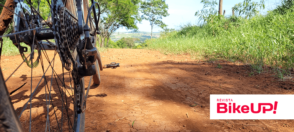 bicicleta gravel na estrada de terra